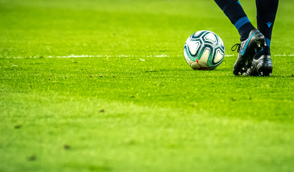 Kinderen aan het voetballen